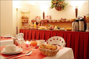 Desayuno buffet (EUR 12 por persona) 