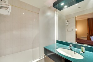Ensemble douche/baignoire, sèche-cheveux, serviettes fournies