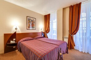 Premium bedding, in-room safe, desk, blackout drapes - Pavillon Villiers Etoile (Paris)