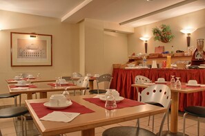 Colazione a buffet, servita tutte le mattine (12 EUR a persona) 