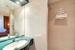 Combined shower/bathtub, hair dryer, towels