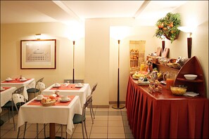 Frokostbuffé hver dag (EUR 12 per person)