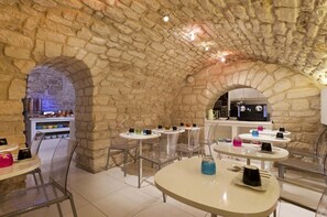 Desayuno buffet diario (EUR 13 por persona)