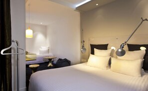 Zimmersafe, Schreibtisch, schallisolierte Zimmer, Bügeleisen/Bügelbrett