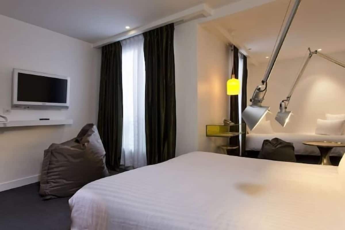 Zimmersafe, Schreibtisch, schallisolierte Zimmer, Bügeleisen/Bügelbrett