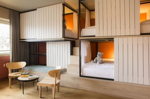 Family Oda, Balkon | Odada kasa, masa, güneşlik/perde, ütü/ütü masası 