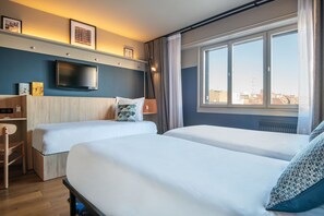 Habitación | Caja fuerte, escritorio, cortinas opacas y tabla de planchar con plancha