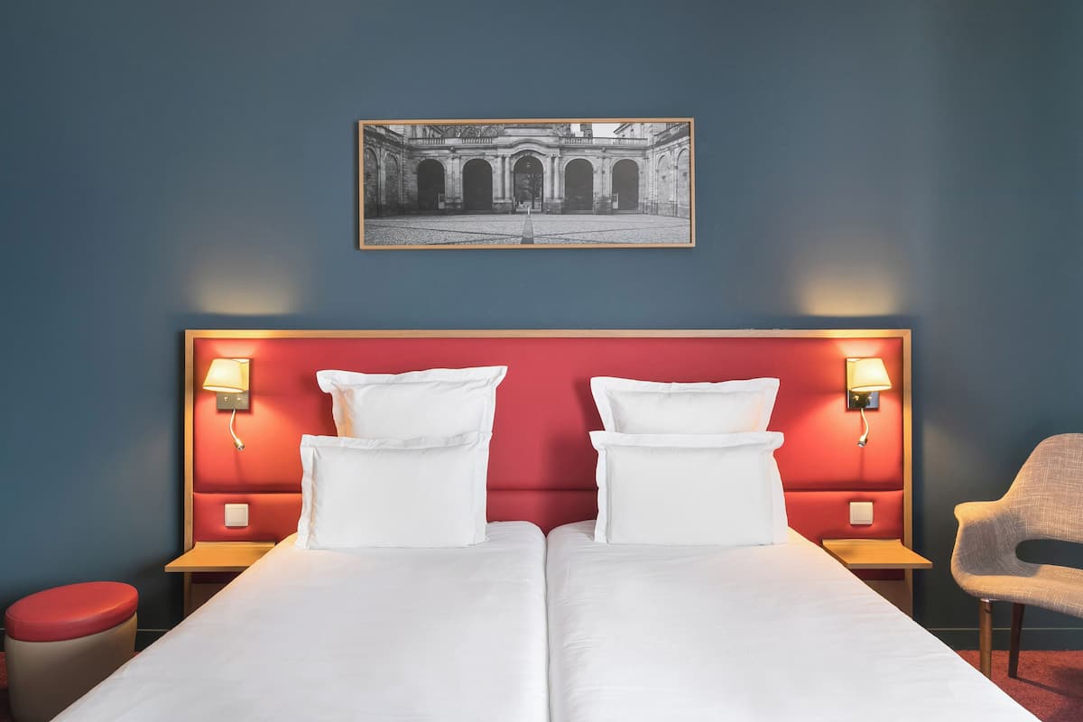 Quarto duplo standard | Cofres nos quartos, escrivaninha, cortinas blackout