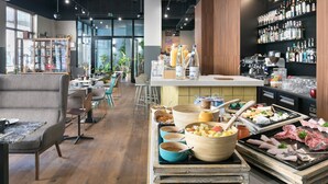 Ein modernes Restaurant mit Bar, Holzmöbeln und einer Auswahl an Speisen und Getränken.
