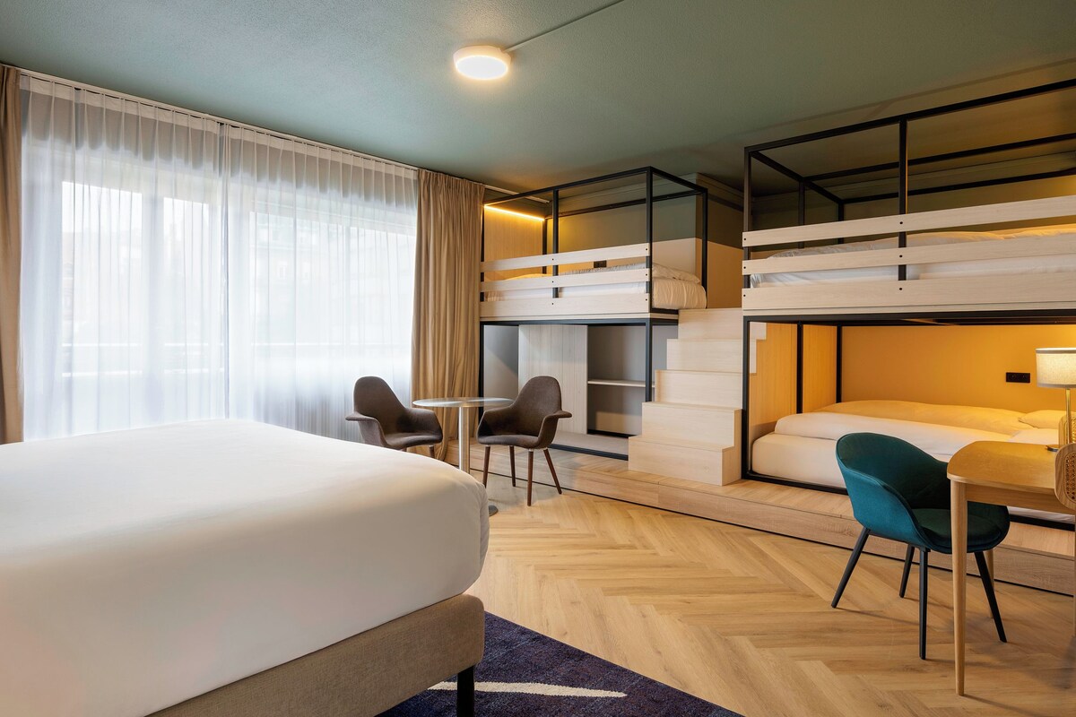 Familiekamer, balkon | Een kluis op de kamer, een bureau, verduisterende gordijnen