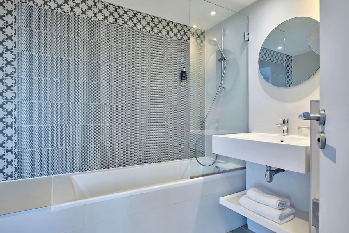 rainfall showerhead, free toiletries, hair dryer, towels