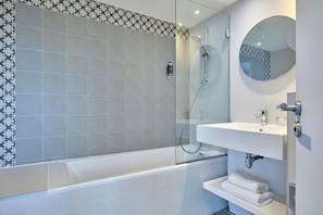 Douche cascade, articles de toilette (gratuits), séchoir à cheveux