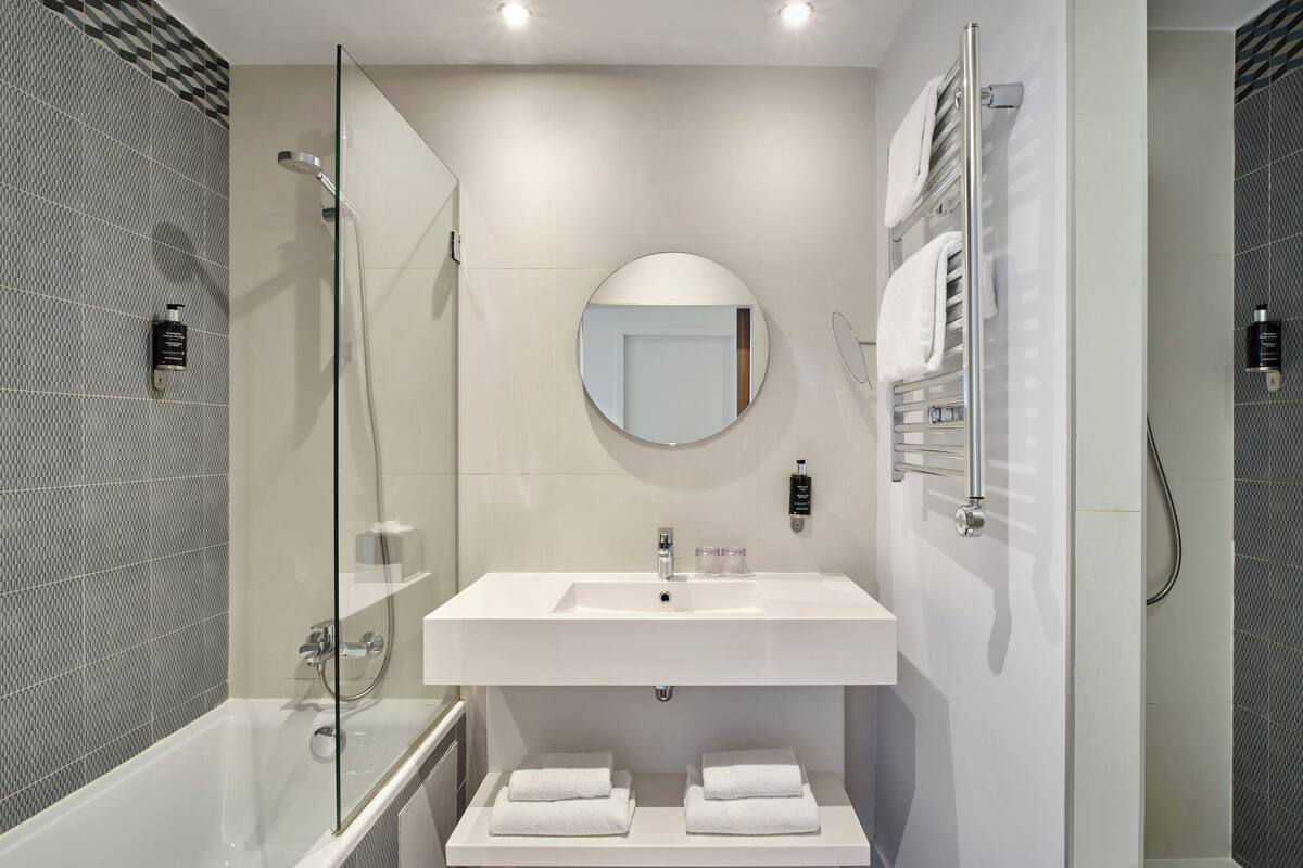 rainfall showerhead, free toiletries, hair dryer, towels