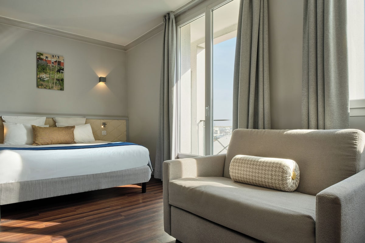 privilege triple room | desk, blackout curtains, soundproofing, iron/ironing board