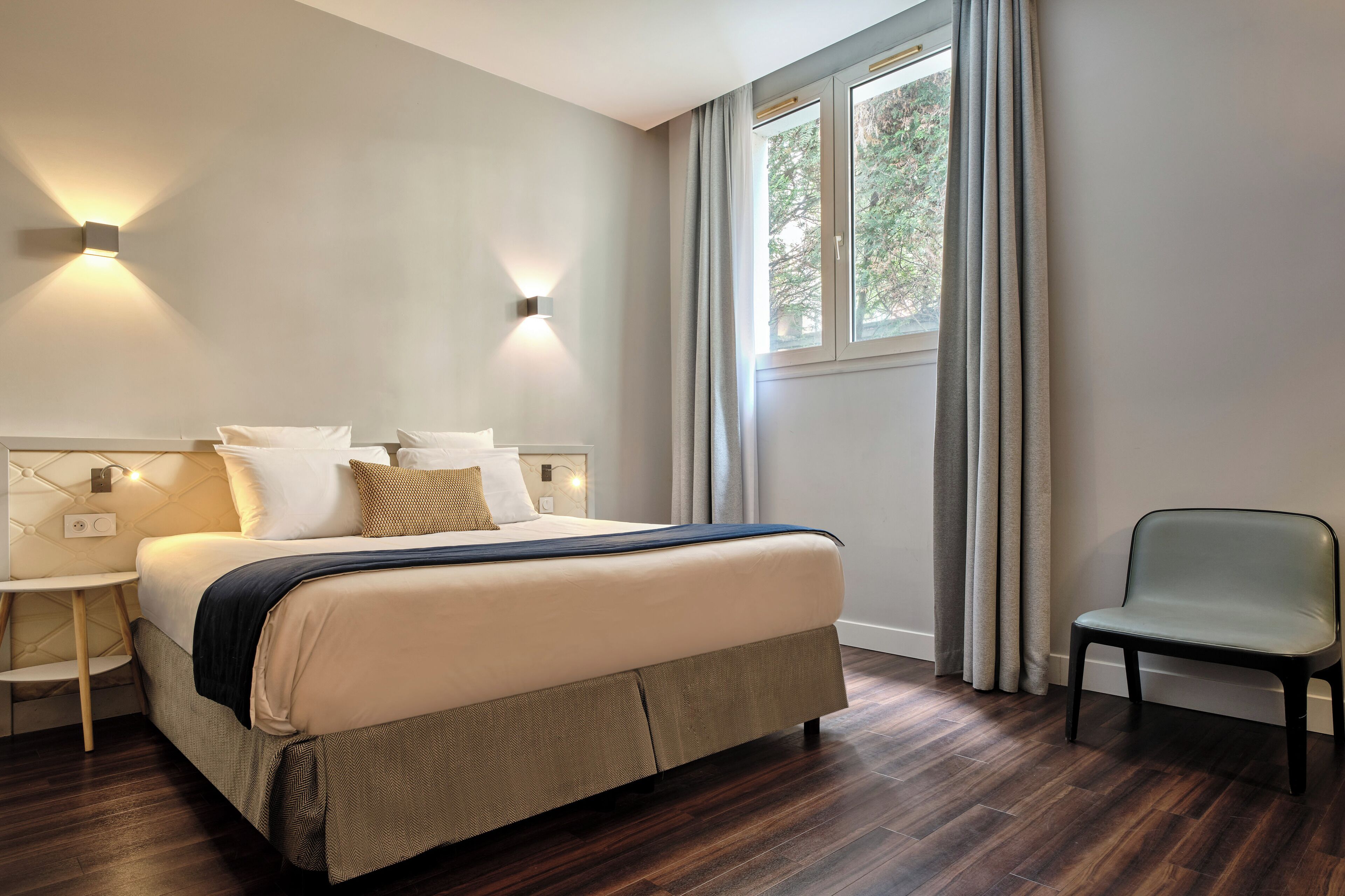 classic double or twin room | desk, blackout curtains, soundproofing, iron/ironing board