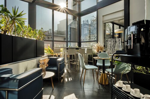 Hotel Atrium by HappyCulture