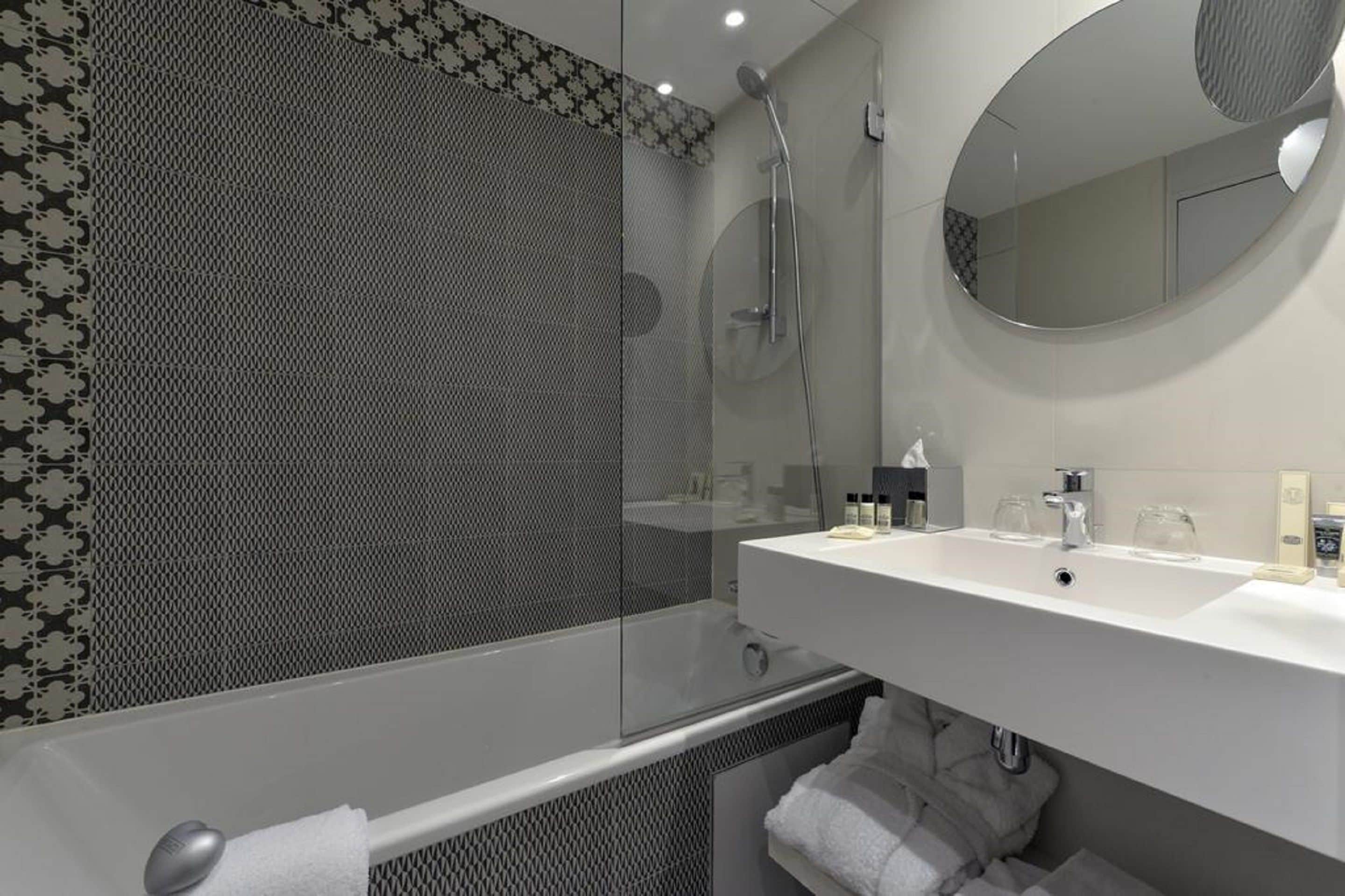 rainfall showerhead, free toiletries, hair dryer, towels