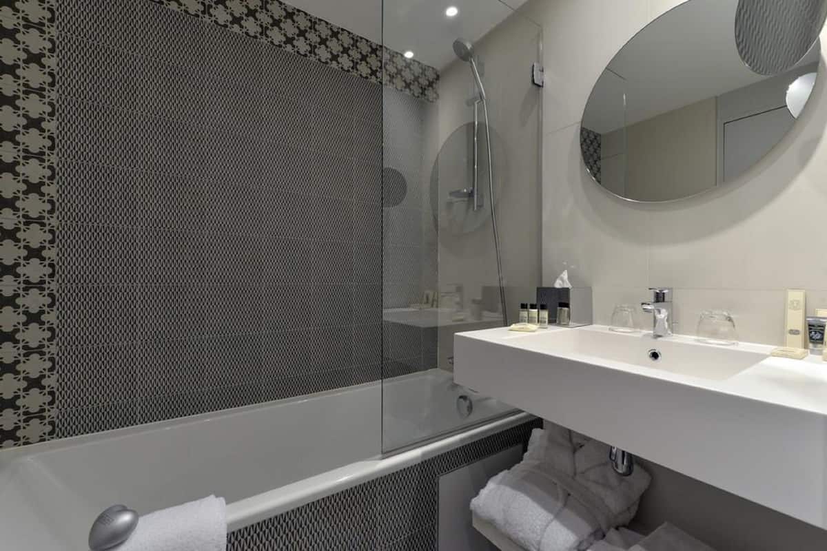 rainfall showerhead, free toiletries, hair dryer, towels