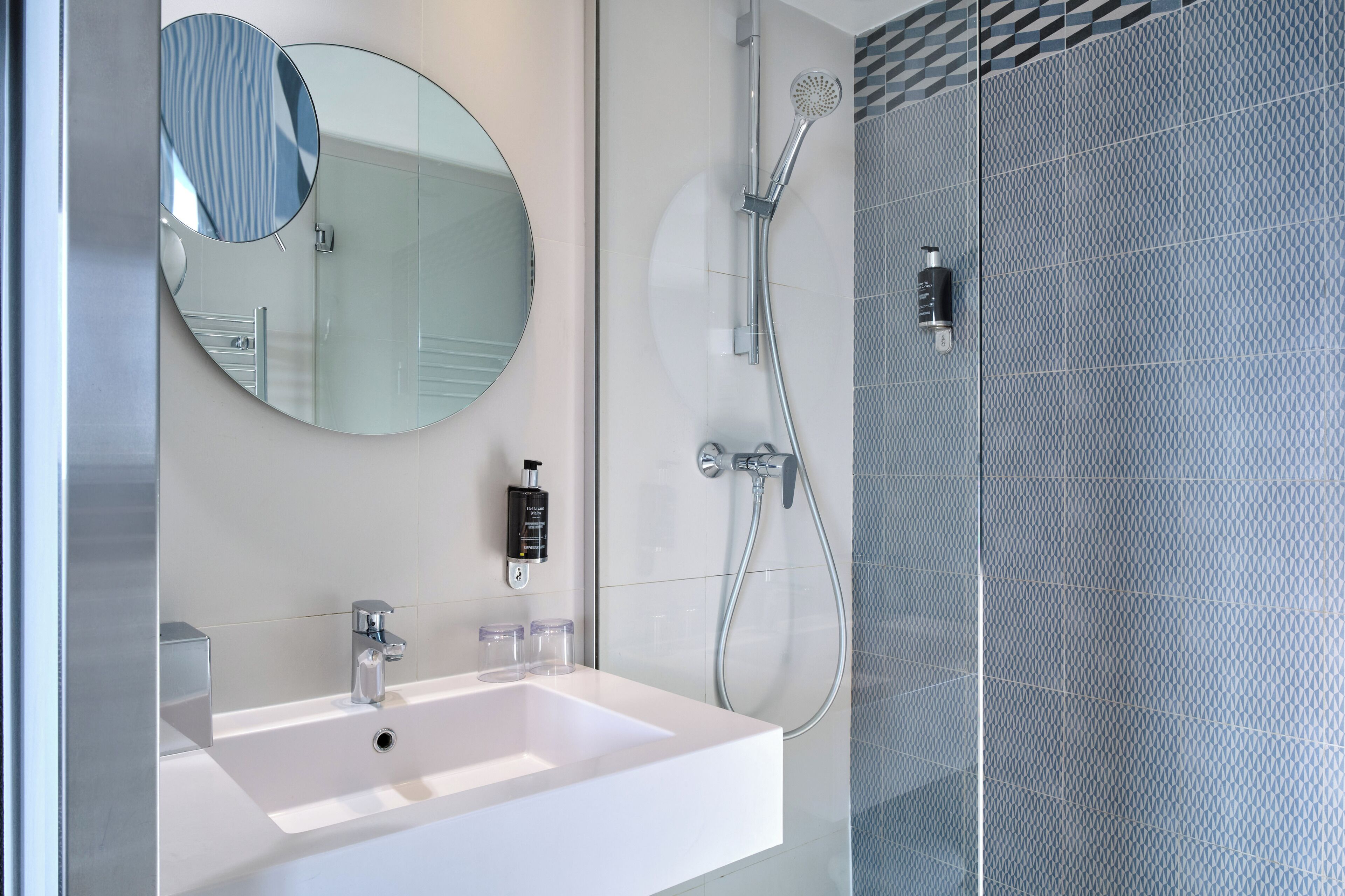 rainfall showerhead, free toiletries, hair dryer, towels