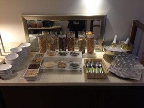Se sirven desayunos, almuerzos y cenas; cocina internacional