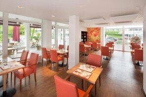 حيث تُقدم وجبات الإفطار، الغداء، العشاء، الأطباق العالمية