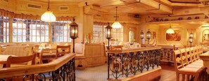 2 restaurants, breakfast, dinner served; international cuisine