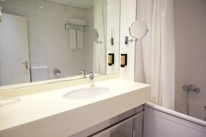 Standard Triple Room | Bathroom