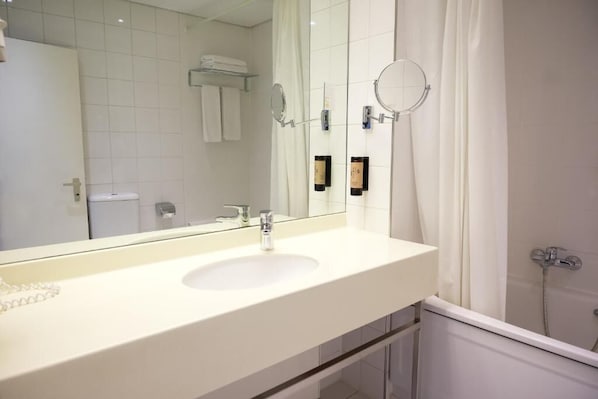 Standard Triple Room | Bathroom | Bathtub, hair dryer, towels