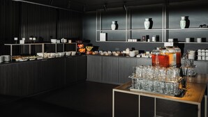 Een moderne keuken met een buffetopstelling, waar diverse gerechten en dranken gepresenteerd worden.