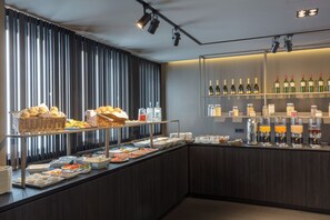 每日供應歐陸早餐 (每人 EUR16)