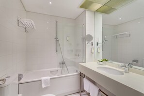 Sengetøy av topp kvalitet, safe på rommet og skrivebord