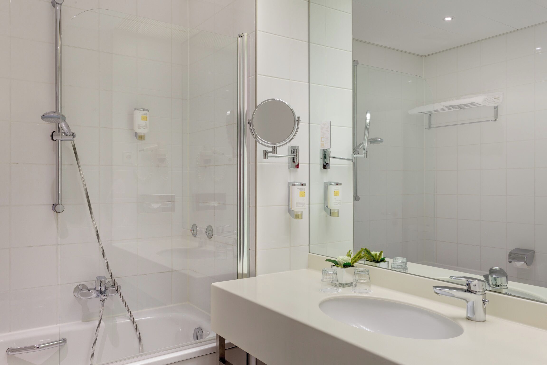 高級寝具、セーフティボックス (室内)、デスク、遮光カーテン