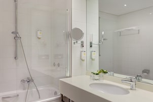 Premium bedding, in-room safe, desk, blackout drapes