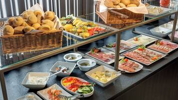 Daily continental breakfast (EUR 16 per person)