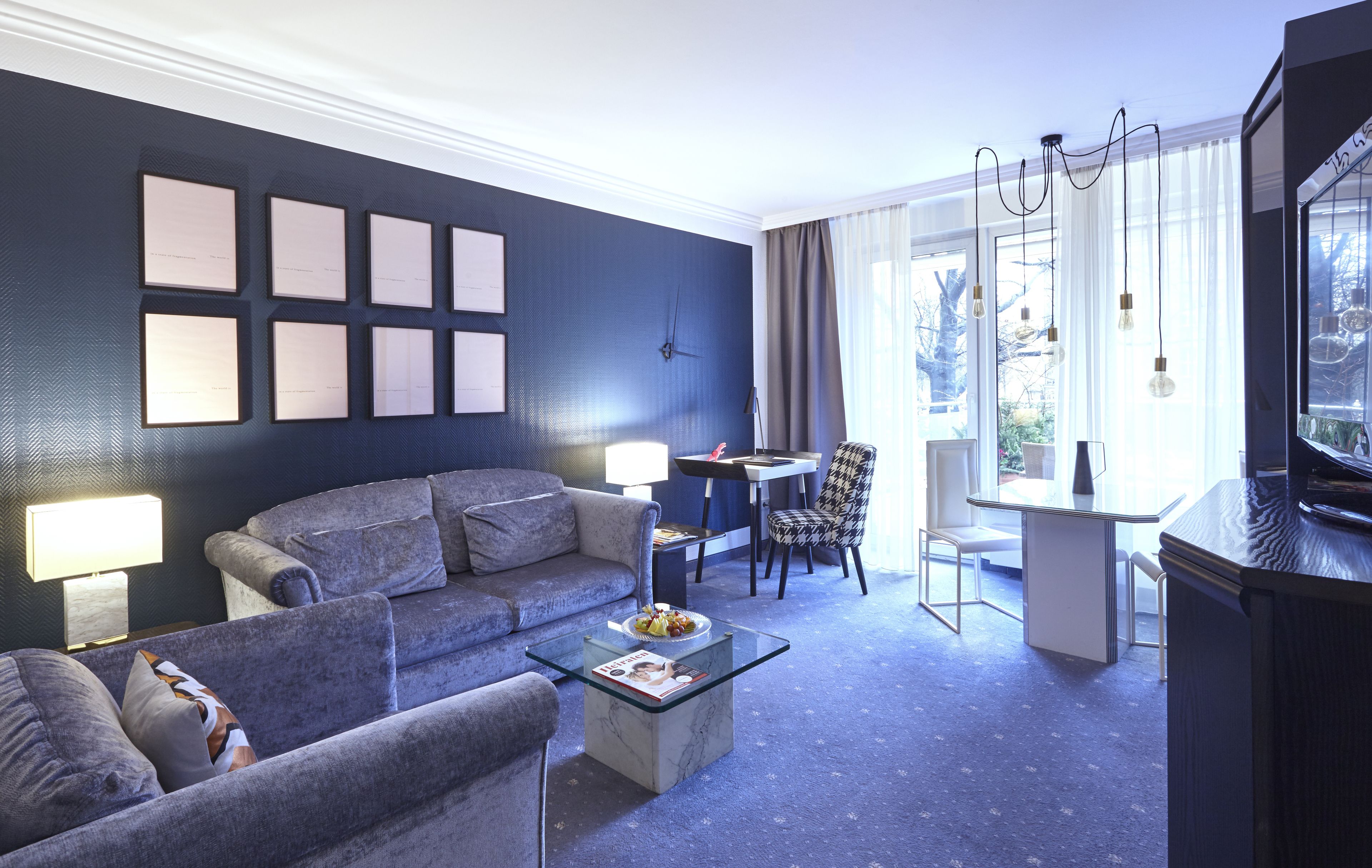 Suite, 1 King-Bett, Balkon | Wohnbereich | 12-Zoll-Flachbildfernseher mit Digitalempfang