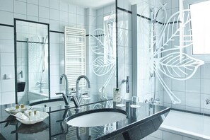 Chambre Standard Double ou avec lits jumeaux, balcon | Salle de bain