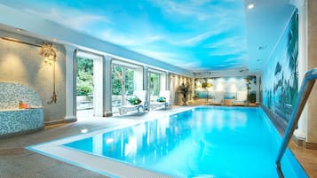 Piscina coperta, con ingresso dalle 07:00 alle 22:00, lettini