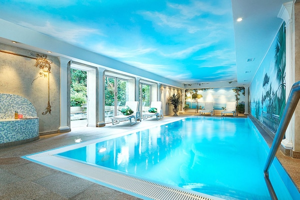 Una piscina cubierta