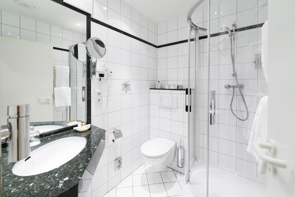 economy single room | bathroom | free toiletries, hair dryer, bidet, towels