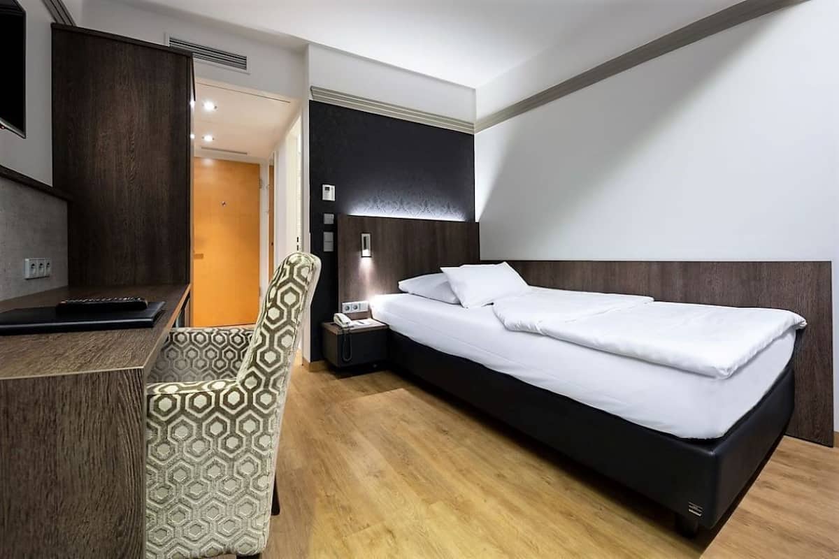 comfort single room | minibar, in-room safe, individually decorated, desk