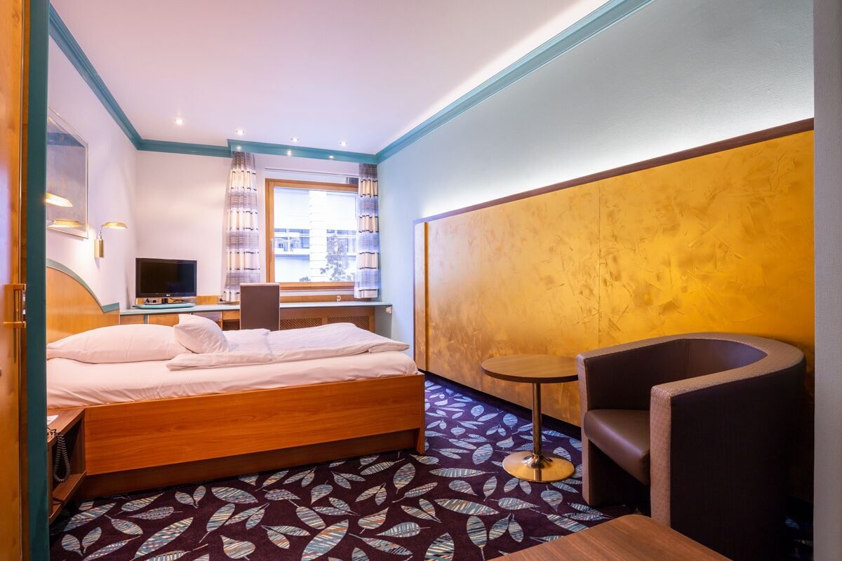 minibar, in-room safe, individually decorated, desk