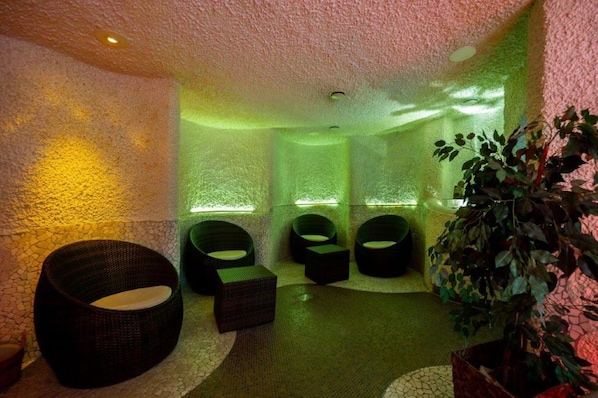 Sauna, steam room