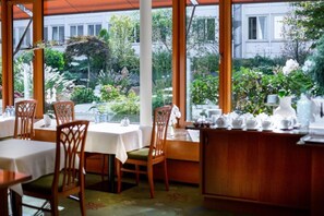 Frokostbuffé hver dag (EUR 16.00 per person)