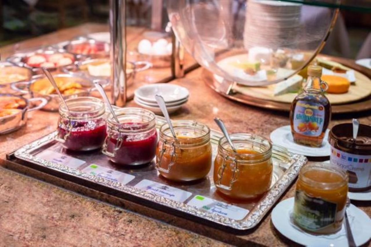 Ein reichhaltiges Buffet mit verschiedenen Speisen und Beilagen.
