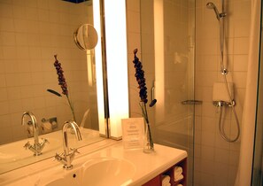 Regadera, amenidades de baño gratuitas, secadora de cabello, toallas 