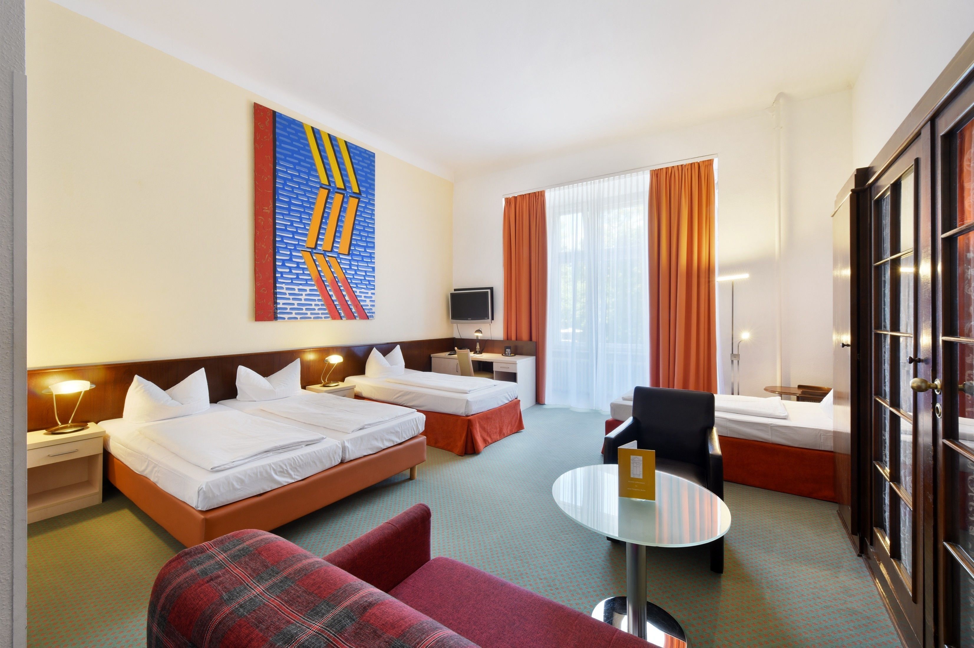 Ropa de cama de alta calidad, colchones con pillow-top y minibar 