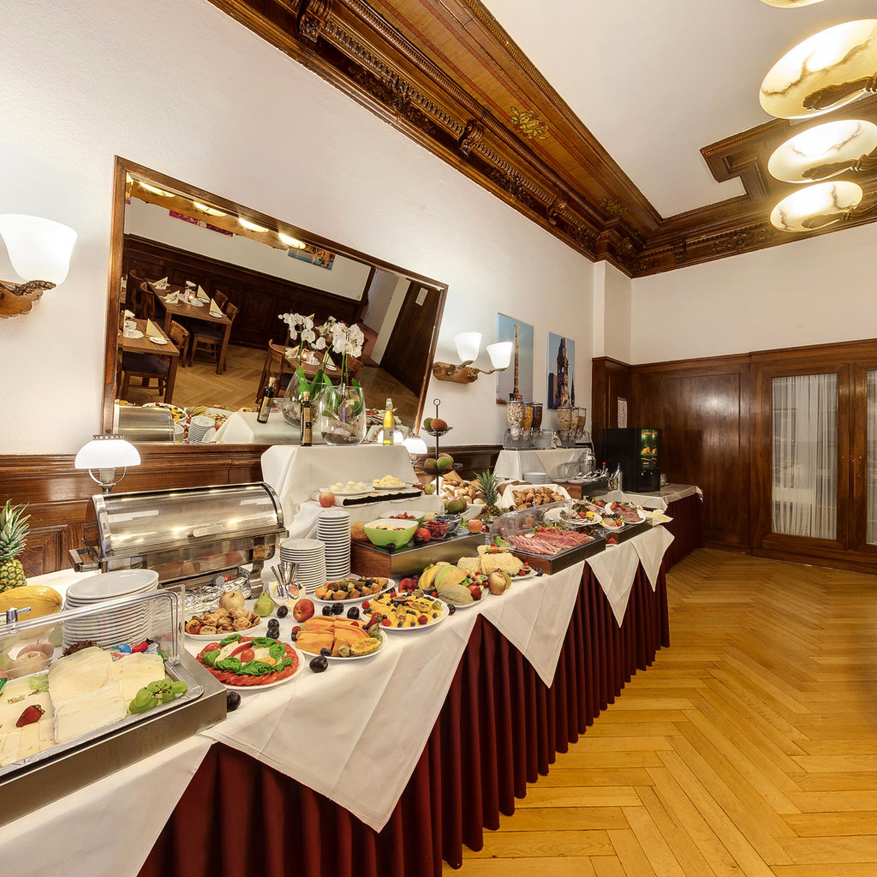 Desayuno buffet diario (EUR 16.50 por persona)