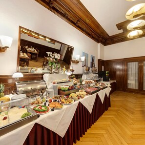 Daily buffet breakfast (EUR 16.50 per person) - Hotel Tiergarten Berlin (Berlin)