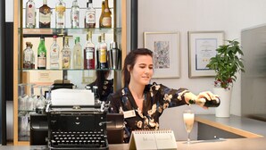 A bar area with a typewriter, a calendar, and a glass of champagne. - Hotel Tiergarten Berlin (Berlin)