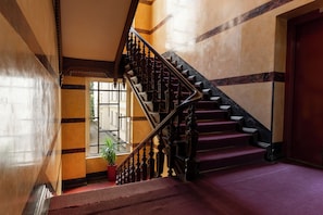 A grand staircase with ornate wood railings and a red carpeted landing. - Hotel Tiergarten Berlin (Berlin)